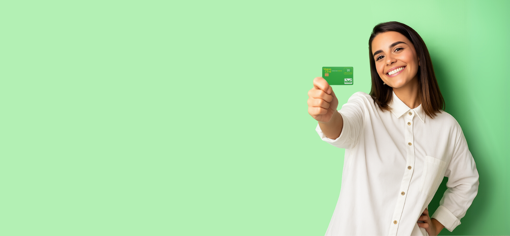 Pessoa sorrindo segurando cartão